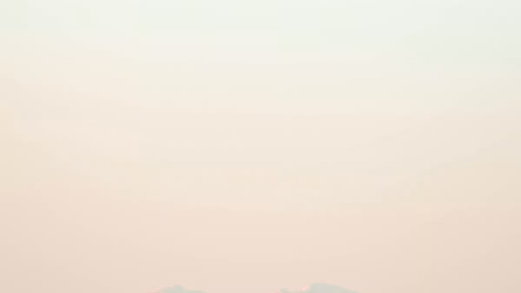 Paisaje de montañas entre la niebla